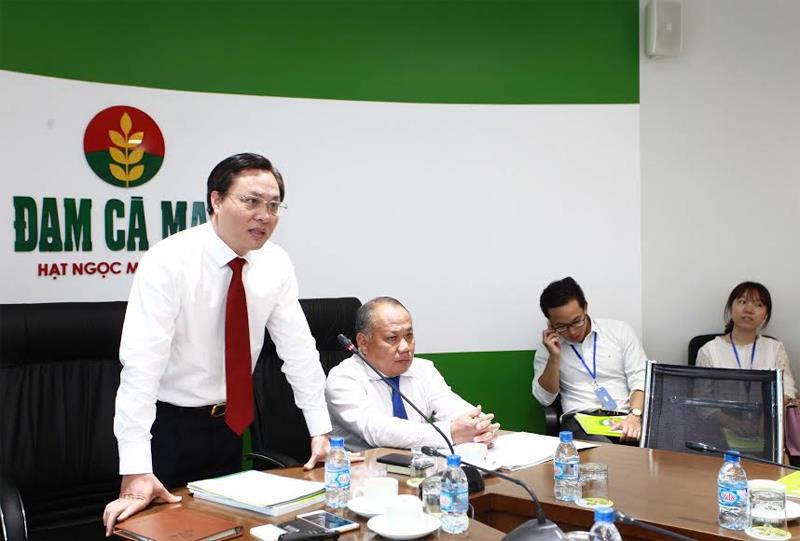 Ông Bùi Minh Tiến (Đứng), Tổng giám đốc công ty DCM gặp gỡ các nhà đầu tư