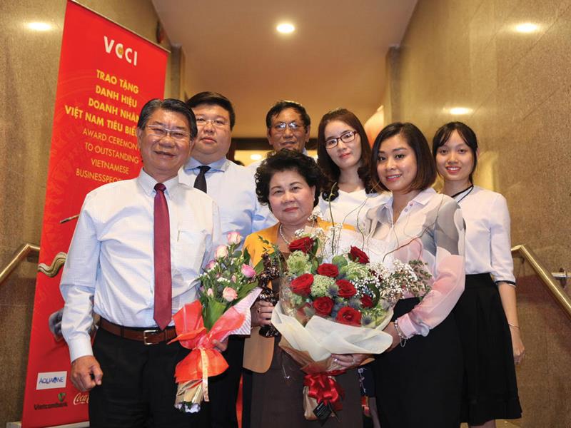 Bà Trương Tú Phương chia vui với những cộng sự gắn bó suốt những năm qua