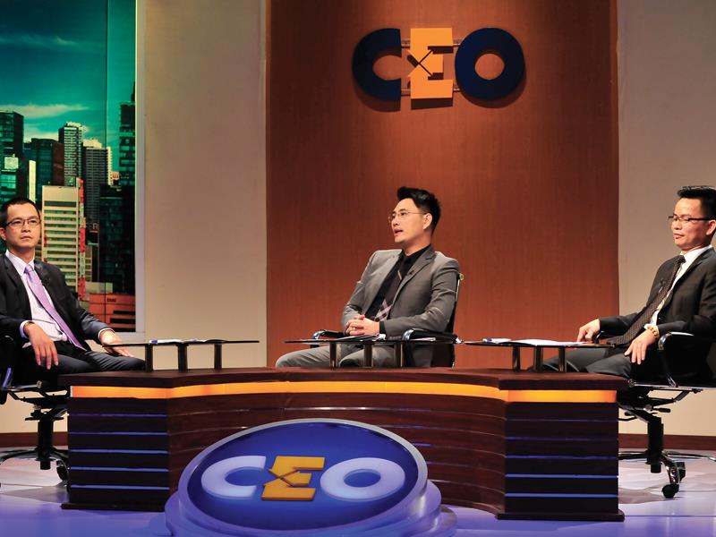 Ông Ngô Bàng Long (ngồi giữa) trong vai trò CEO của tình huống này