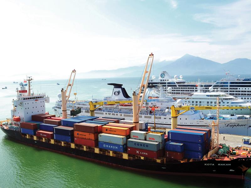 Sở hữu nhiều cảng biển nước sâu có thể đón tàu trọng tải lớn, lại nằm gần các hải phận quốc tế, khu vực miền Trung hội tụ đủ điều kiện thuận lợi để xây dựng hệ thống logistics phát triển bền vững. Ảnh: H.T