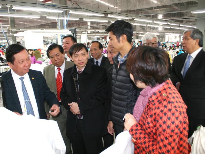  Lãnh đạo tỉnh Hòa Bình thăm dây chuyền sản xuất may tại Khu công nghiệp Lương Sơn