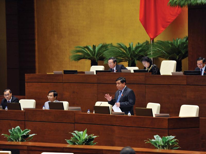 Bộ trưởng Bộ Kế hoạch và Đầu tư Nguyễn Chí Dũng, thay mặt Ban soạn thảo, tiếp thu ý kiến của các đại biểu Quốc hội.