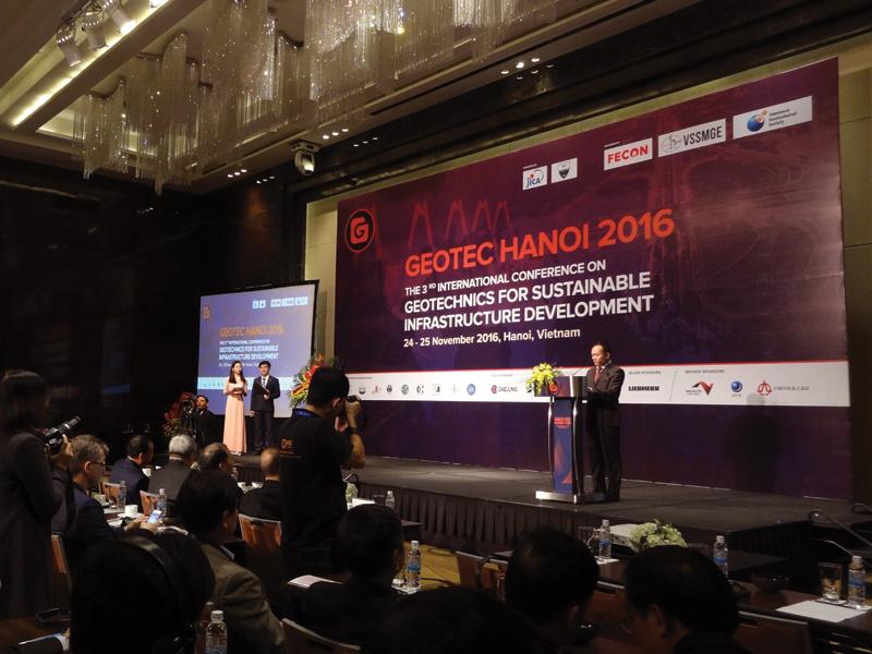 GEOTEC HANOI 2016 lấy chủ đề Địa kỹ thuật bờ biển, bờ sông và giải pháp địa kỹ thuật chống biến đổi khí hậu làm chủ đề chính. Ảnh: Chí Cường