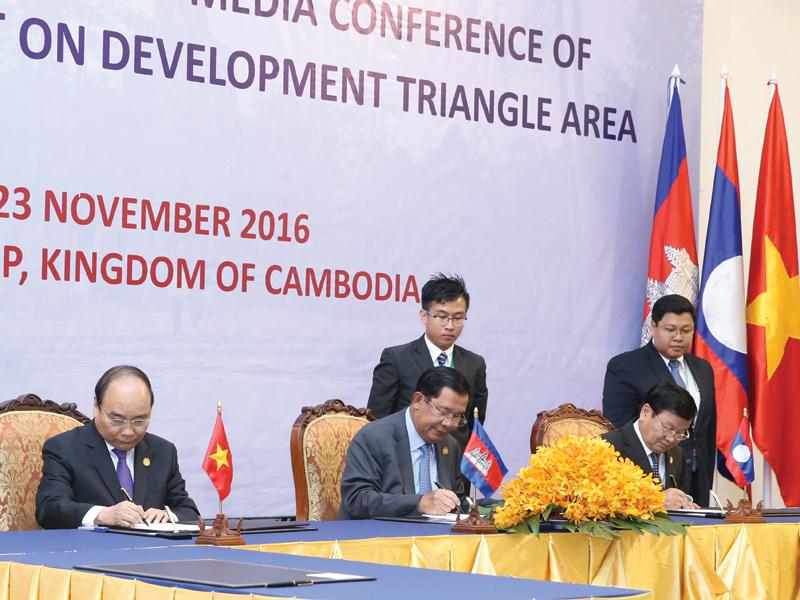 Thủ tướng Chính phủ 3 nước CLV ký Tuyên bố chung Hội nghị Cấp cao Khu vực Tam giác phát triển CLV lần thứ 9. Ảnh: TTXVN