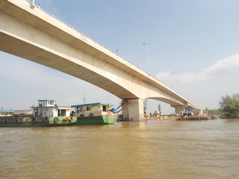 Cầu Hòa Trung được nhà thầu đã ứng 292 tỷ đồng để xây dựng. Ảnh: Anh Minh
