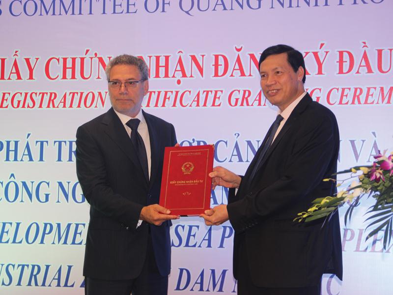 Lãnh đạo tỉnh Quảng Ninh trao Giấy chứng nhận Đầu tư cho các nhà đầu tư