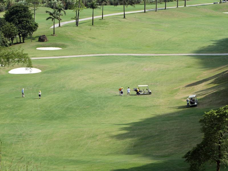 Sân golf  Phượng Hoàng được tỉnh Hòa Bình cấp phép cho Tập đoàn Chamvit (Hàn Quốc), tiền thuê đất chỉ là 0,01 USD/m2/năm. Ảnh: Đức Thanh