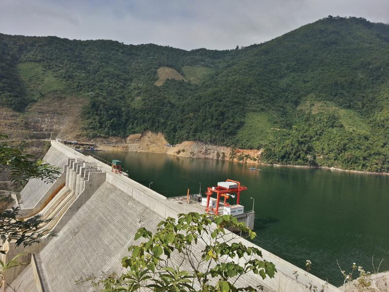 Thủy điện Nậm Mô đã được đưa vào khai thác từ hơn 2 năm nay, nhưng tranh chấp giữa chủ đầu tư và nhà thầu vẫn chưa được giải quyết. Ảnh: Hoàng Hảo
