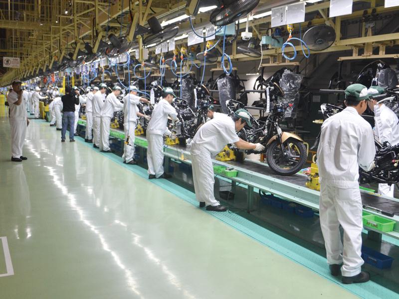 Dây chuyền lắp ráp xe máy của Công ty Honda tại Khu công nghiệp Đồng Văn II.