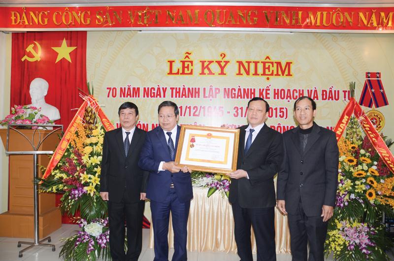 Sở Kế hoạch và Đầu tư tỉnh Hà Nam vinh dự đón nhận Huân chương Lao động hạng Nhì.