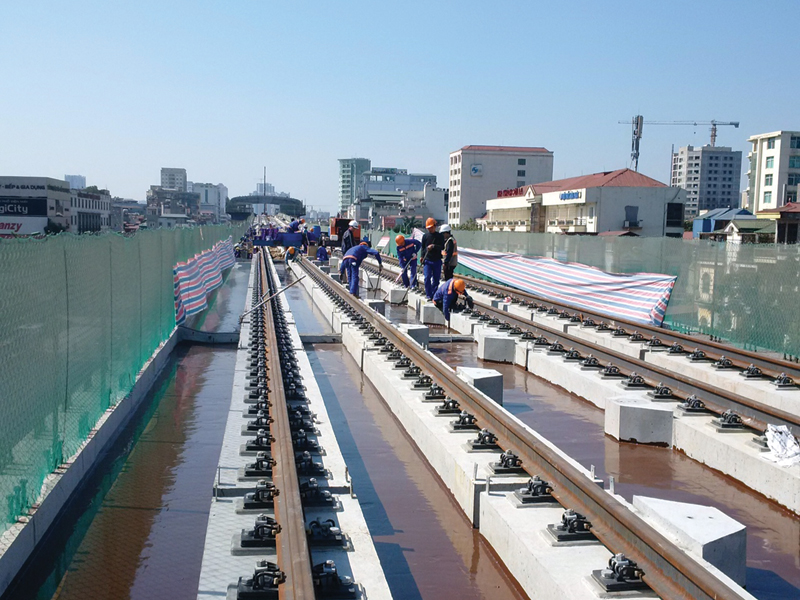 nhà thầu đang triển khai hạng mục rải đường ray trên tuyến Đường sắt đô thị Cát Linh - Hà Đông. Ảnh: Đức Thanh