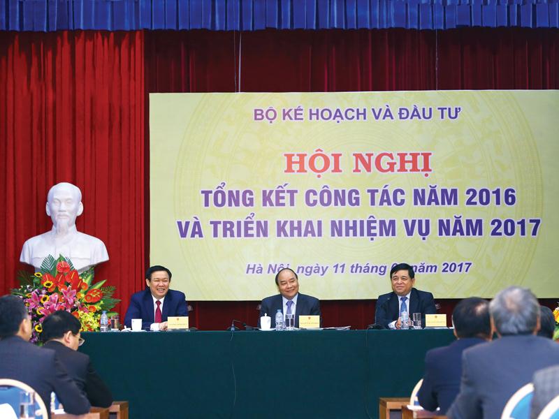 Thủ tướng Chính phủ Nguyễn Xuân Phúc (giữa), Phó thủ tướng Vương Đình Huệ (bên trái) và Bộ trưởng Bộ Kế hoạch và Đầu tư Nguyễn Chí Dũng tham dự Hội nghị.
