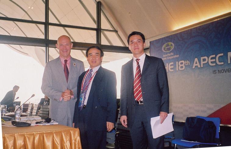 Đại sứ Ngô Quang Xuân đón Tổng giám đốc WTO Pasca Lamy sang Việt Nam dự Hội nghị cấp cao APEC lần thứ 18  (tháng 11/2006)