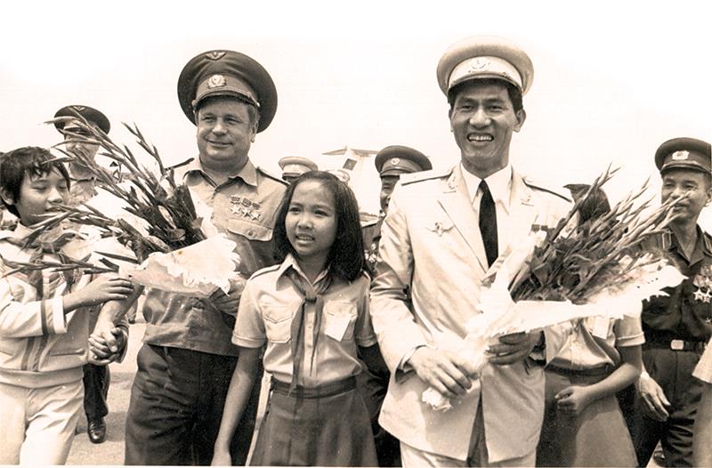 Phạm Tuân và nhà du hành Gorbatko trở về Việt Nam sau chuyến bay lịch sử trên tàu Liên hợp 37.