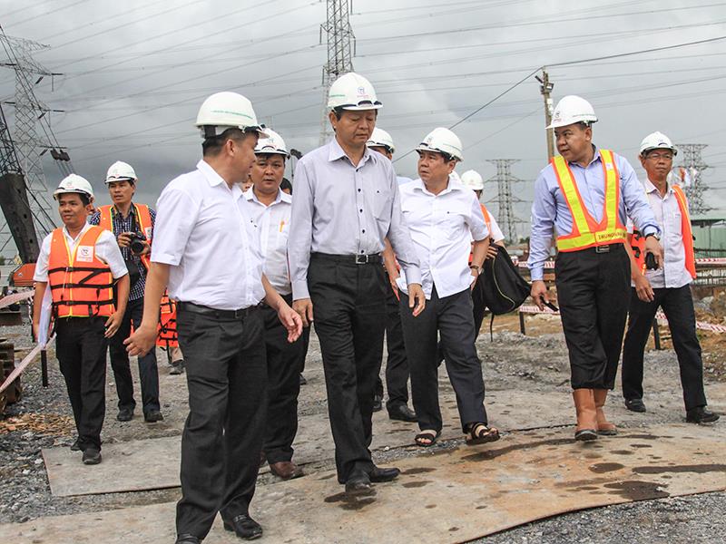doanh nhân Nguyễn Tâm Tiến (thứ hai từ phải sang) đưa đoàn lãnh đạo TP.HCM thị sát Dự án chống ngập 10.000 tỷ đồng.