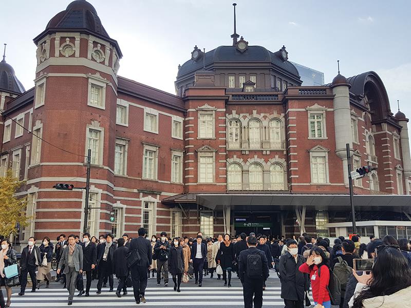 Trước cửa nhà ga tàu Shinkansen Tokyo lúc nào cũng tấp nập người qua lại.