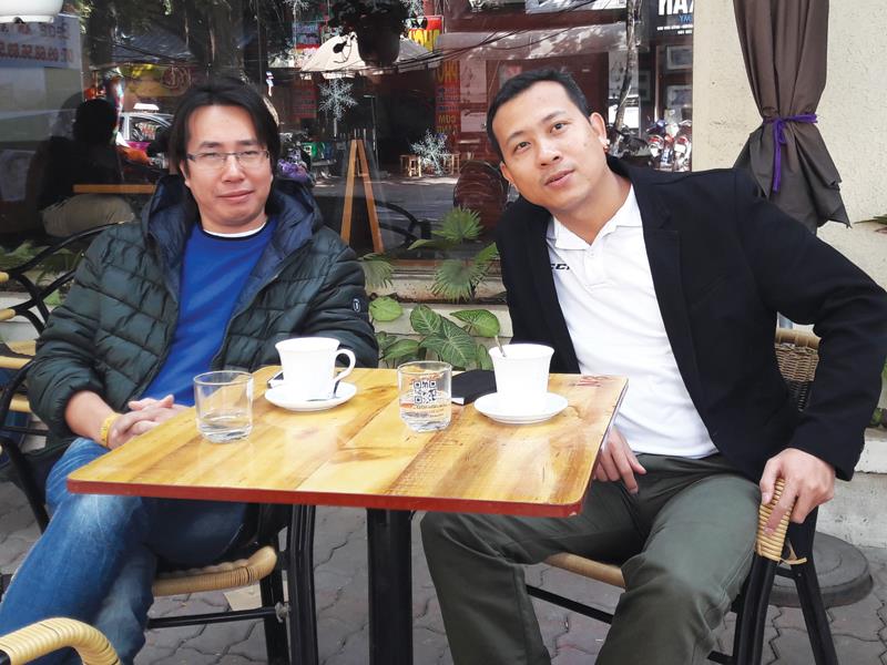 Tác giả với nhà báo Anh Ngọc (bên trái) khi vừa trở về Hà Nội.