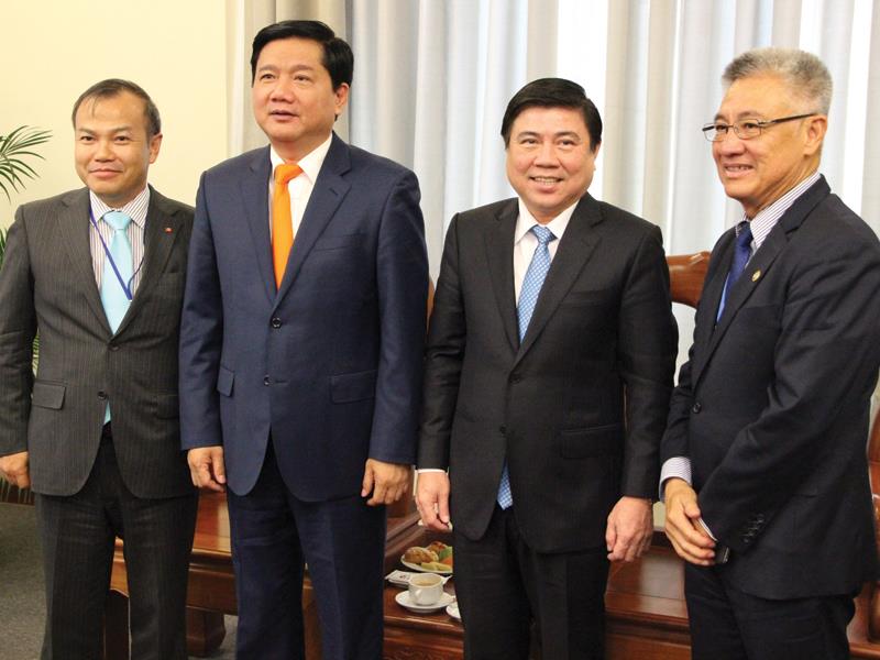 Ông Thanh Mỹ (ngoài cùng bên phải) trao đổi với lãnh đạo TP.HCM về đồng hồ nước thông minh tại Hội nghị Người Việt Nam ở nước ngoài năm 2016.