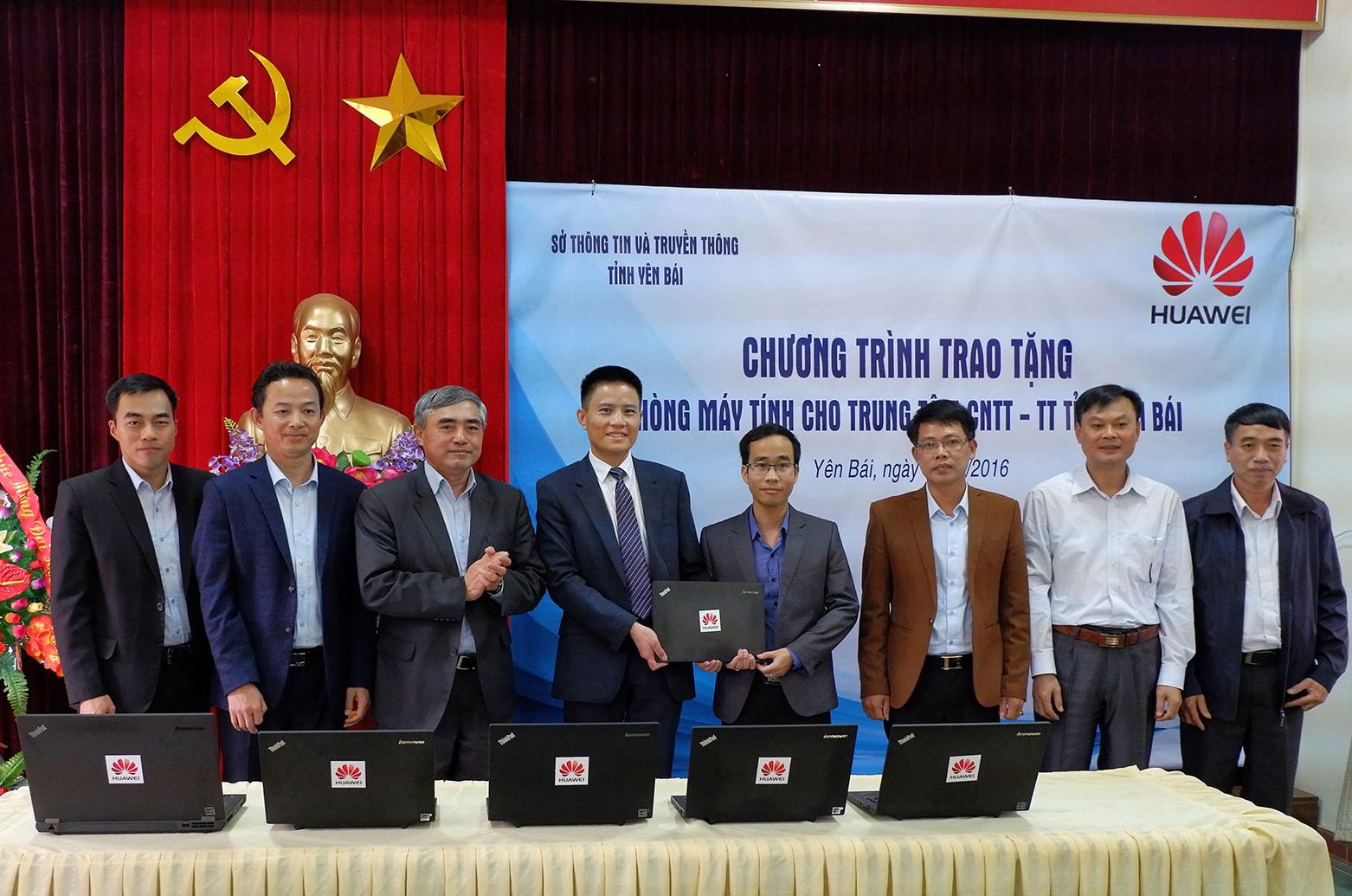 Lãnh đạo Bộ Thông tin và Truyền thông và Huawei Việt Nam trao tặng phòng máy tính cho Sở Thông tin và Truyền thông tỉnh Yên Bái tháng 12/2016.