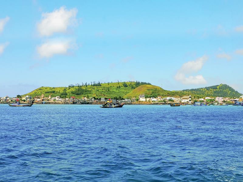 Đảo Lý Sơn, tỉnh Quảng Ngãi đang là “quân cờ” chiến lược trong thu hút đầu tư của địa phương này trong giai đoạn tiếp theo để phát triển mũi nhọn du lịch. Ảnh: Hà Minh