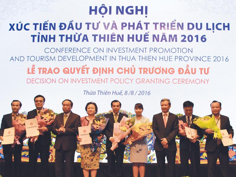 Tại Hội nghị Xúc tiến đầu tư và Phát triển du lịch tỉnh Thừa Thiên Huế năm 2016, UBND tỉnh Thừa Thiên Huế trao 16 giấy chứng nhận đầu tư với tổng mức đầu tư 7.744,5 tỷ đồng và ký 6 thỏa thuận hợp tác với các đối tác, nhà đầu tư.