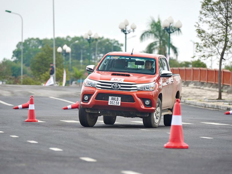 Toyota Hilux 2017 bắt mắt trên đường đô thị.