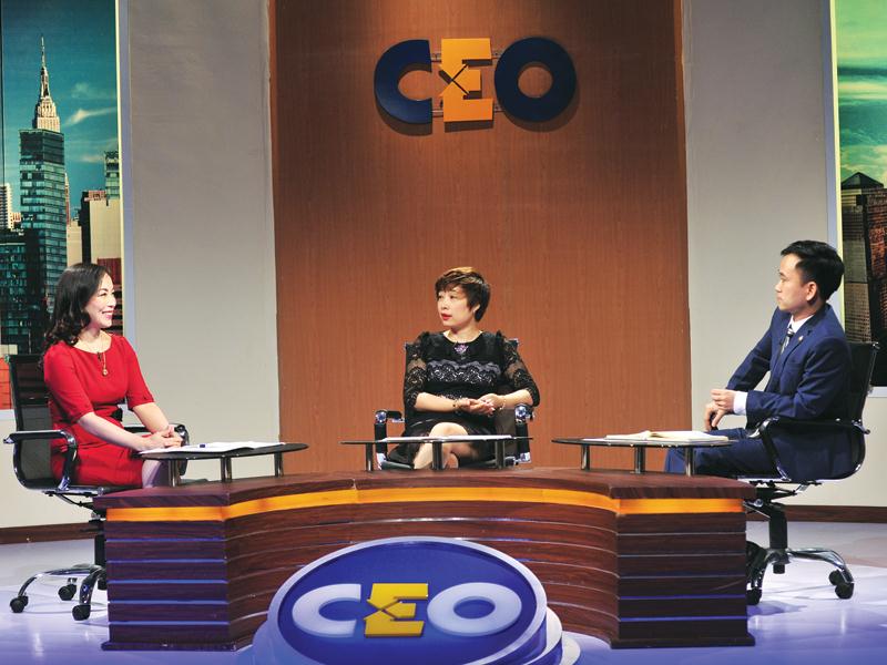 Bà Đỗ Thị Hồng Hạnh (ngồi giữa) trong vị trí CEO kỳ này.