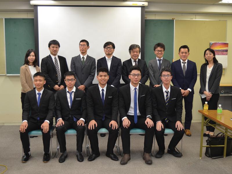 Nhóm 5 sinh viên đầu tiên trong chương trình học bổng MHI.