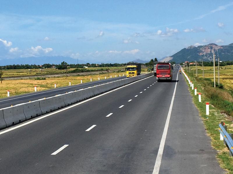 Dự án BOT Quốc lộ 1 qua Khánh Hòa đã được đưa vào sử dụng từ tháng 9/2015. Ảnh: A.M