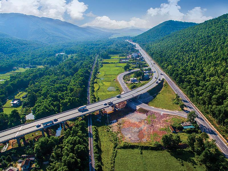 Cầu vượt đường sắt Nghi Yên, một công trình hạ tầng tiêu biểu của Nghệ An. Ảnh: Sỹ Minh
