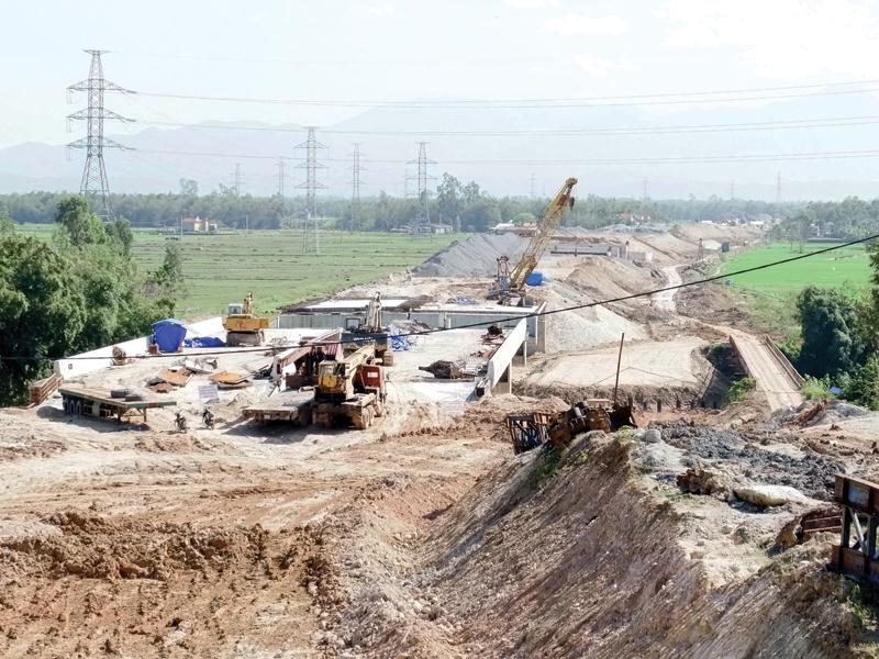 Các nhà thầu đang tập đẩy nhanh tiến độ gói thầu phần vốn JICA cao tốc Đà Nẵng - Quảng Ngãi. Ảnh: Hà Minh
