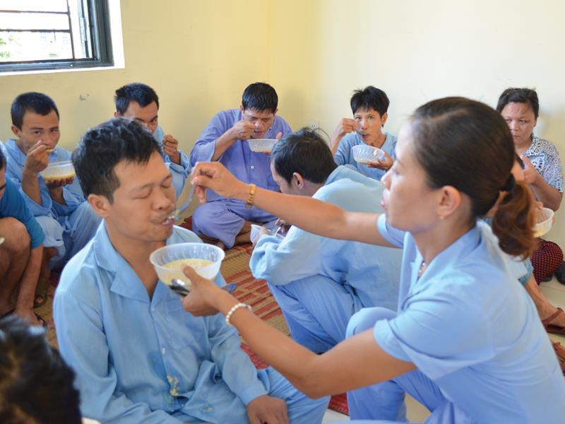 Cán bộ Bệnh viện Tâm thần Thái Bình bón cơm cho bệnh nhân
