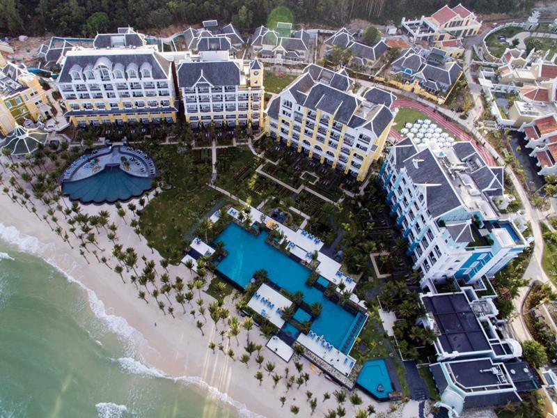 Nằm trong số 3 đặc khu kinh tế được thông qua chủ trương thành lập, Phú Quốc đang hứa hẹn bứt phá.  Trong ảnh:  Khu nghỉ dưỡng và Spa JW Marriott Phu Quoc Emerald Bay (Phú Quốc).
