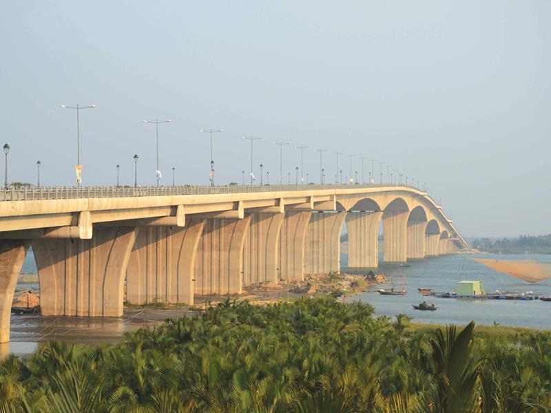 Cầu cửa Đại nối Hội An với vùng Đông Quảng Nam, tạo cú hích về thu hút đầu tư của địa phương. Ảnh: Hà Minh