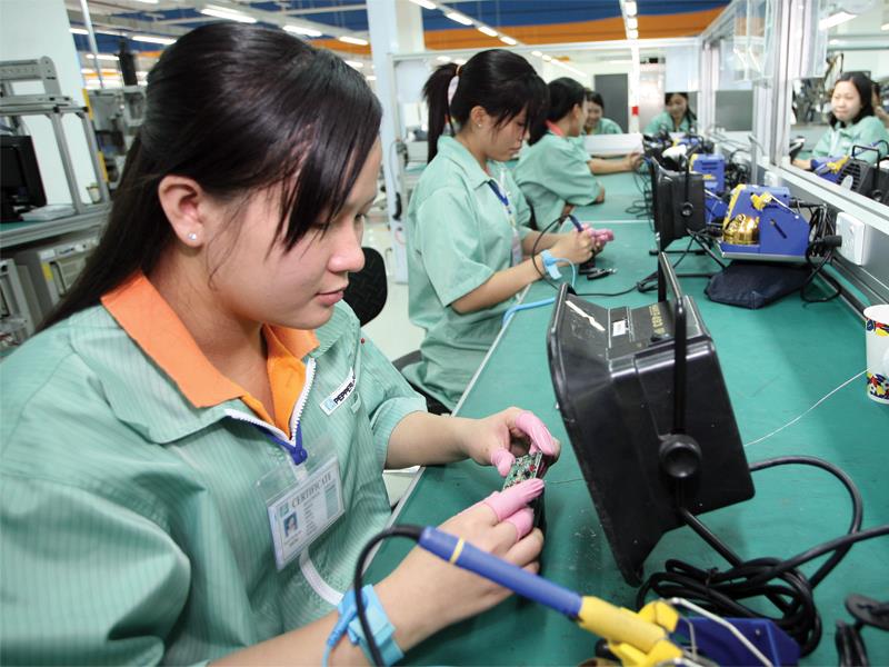 Công nhân Nhà máy Pepperl+Fuchs ( Đức) sản xuất hàng hóa công nghệ cao tại Khu công nghiệp Tân Thuận (TP.HCM)