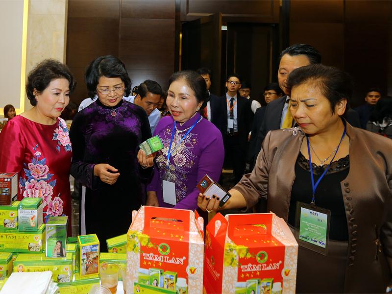 Phó chủ tịch nước Đặng Thị Ngọc Thịnh (thứ 2 bên trái) thăm các gian hàng tại Diễn đàn doanh nhân nữ Việt Nam 2017. Ảnh: Đức Thanh