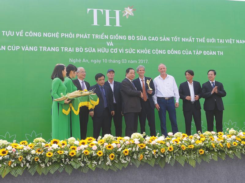 Ông Hà Phúc Mịch, Chủ tịch Hiệp hội Nông nghiệp hữu cơ Việt Nam trao Cúp Vàng cho tập thể lãnh đạo trang trại TH (thuộc Tập đoàn TH)