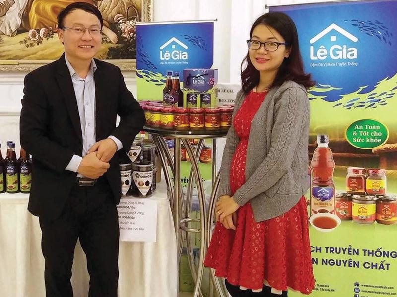 Lê Anh và vợ trong buổi giới thiệu sản phẩm nước mắm Lê Gia.
