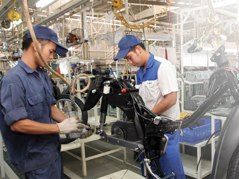 Vốn FDI giải ngân giai  đoạn 2009 - 2016 thay đổi qua từng năm và đạt mức cao nhất trong năm 2016. Trong ảnh: Lắp ráp sản phẩm tại nhà máy sản xuất xe máy Việt Nam Suzuki.