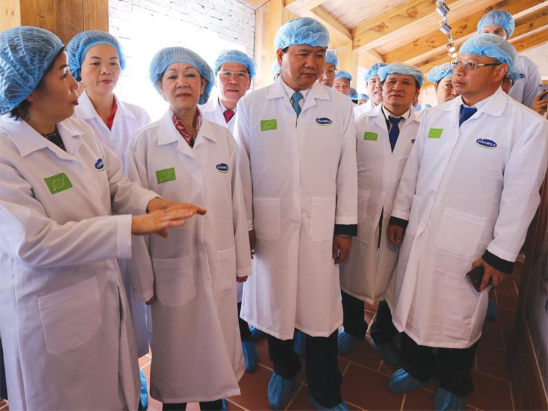 Bà Mai Kiều Liên giới thiệu với các đại biểu mô hình trang trại Vinamilk Organic Đà Lạt đạt tiêu chuẩn châu Âu vừa mới khánh thành ở Lâm Đồng.