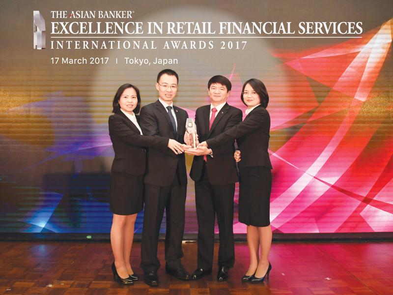 Đại diện lãnh đạo BIDV nhận giải thưởng ngân hàng bán lẻ tốt nhất Việt Nam 2017 tại Tokyo, Nhật Bản.