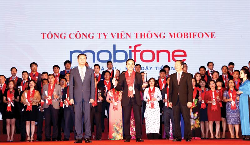 Ông Nguyễn Mạnh Hùng, Phó tổng giám đốc Tổng công ty Viễn thông MobiFone nhận giải thưởng Thương hiệu mạnh Việt Nam 2016. Ảnh: Việt Hải