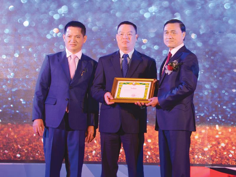 VietinBank Lào nhận Bằng khen của Thống đốc ngân hàng Trung ương Lào.