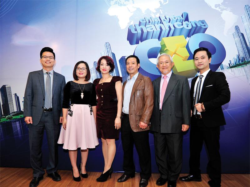 Cao Duy Khương (ngoài cùng bên phải) và các chuyên gia tham gia Chương trình CEO - Chìa khóa thành công