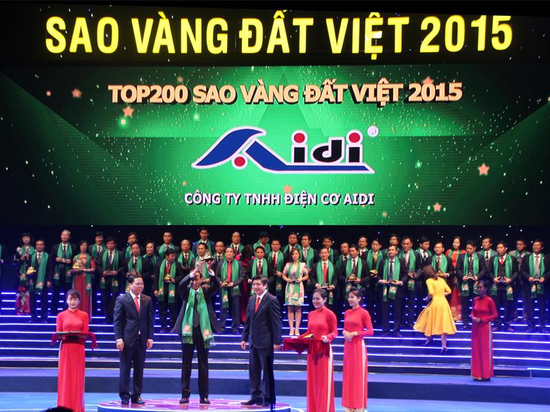 Giám đốc Vũ Văn Trạc nhận Giải thưởng Sao vàng đất Việt 2015 cho các sản phẩm của Công ty TNHH Điện cơ AIDI.