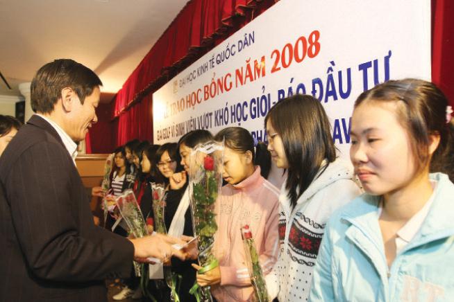 Hơn 12.000 học sinh, sinh viên vượt khó học giỏi đã được Học bổng Vì trẻ em Việt Nam tiếp sức tới trường.