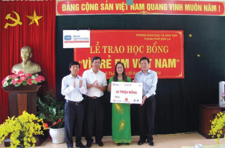 Ông Phan Hữu Thắng (trái), ông Lê Khắc Hiệp và ông Nguyễn Anh Tuấn (phải) trong chuyến trao học bổng tại Sơn La năm 2014.
