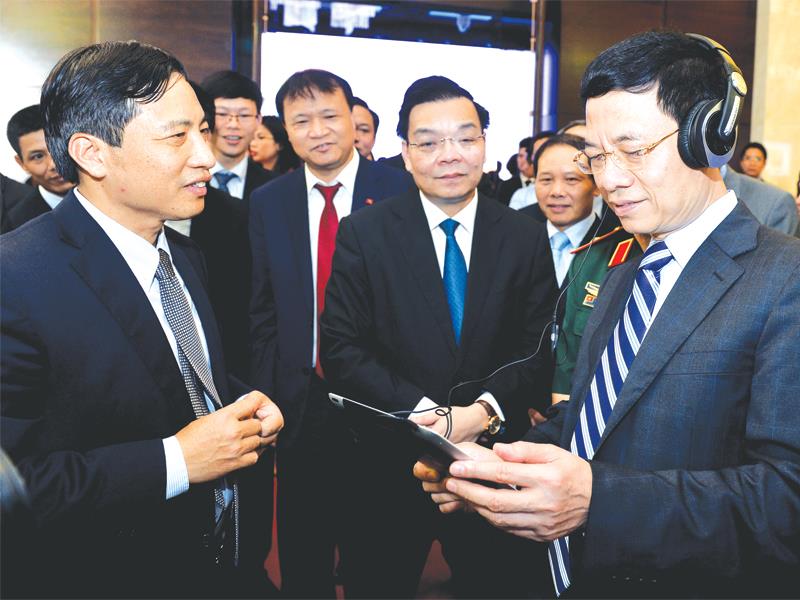 Ông Nguyễn Mạnh Hùng (ngoài cùng, bên phải) trải nghiệm công nghệ 4G tại Lễ khai trương 4G của Viettel.
