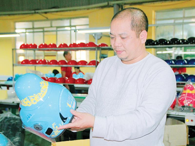 Ông Nguyễn Tiến Dũng, Tổng giám đốc Công ty cổ phần Kỹ thuật HI kiểm tra mũ bảo hiểm Tằng cẩu.