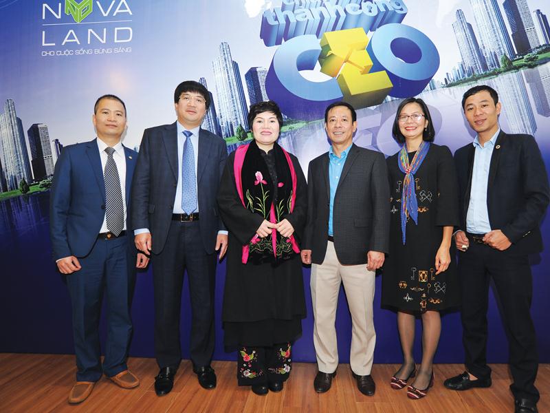 Bà Vũ Thị Mai, Tổng giám đốc Công ty Đồ gỗ Hướng Mai (đứng giữa) tham gia Chương trình “CEO - chìa khóa thành công”
